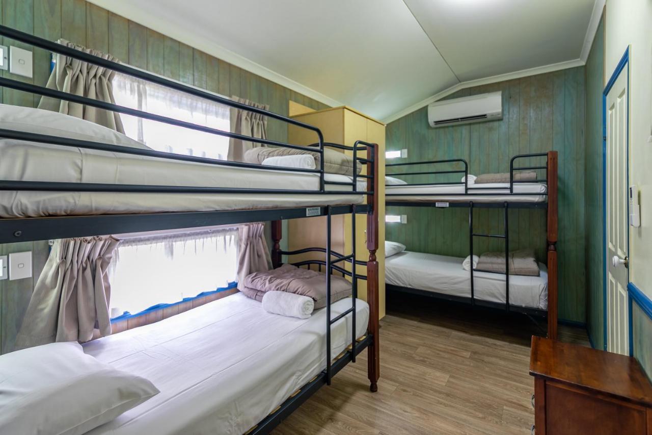Ingenia Holidays Cairns Coconut 外观 照片 Bunk beds in a hostel