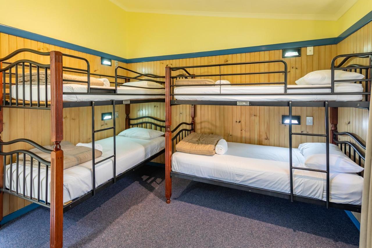 Ingenia Holidays Cairns Coconut 外观 照片 A typical room at a backpackers' hostel in Australia